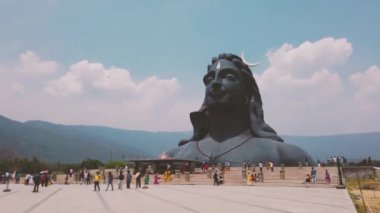 COIMBATORE, INDIA - 20 Mart 2021: Adiyogi Shiva Heykeli - Isha Yoga 'daki Lord Shiva Heykeli' ni ziyaret ve dua edenler. Editoryal Stok Görüntüsü