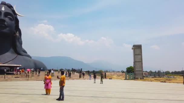 Coimbatore Ινδία Μαρτίου 2021 Άγαλμα Adiyogi Shiva Άνθρωποι Επισκέπτονται Και — Αρχείο Βίντεο