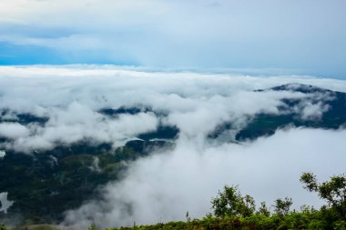 Güzel Ariel Dağlardan Geçen Bulutların Manzarası Munnar, Kerala, Hindistan.