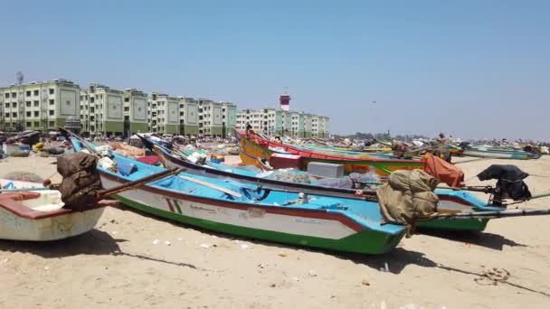 Chennai India 2021 Március Tamil Halászok Halászhajók Motorral Tengerparti Homokon — Stock videók