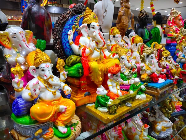 ヒンズー教の神ガネーシャ像 ガネーシュ チャトゥティ祭の市場を売る — ストック写真