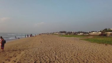 Chennai, Hindistan - 3 Mayıs 2021: Hindistan halkı Beach View Seascape 4K Stok Görüntülerinde rahatlıyor ve oynuyor.