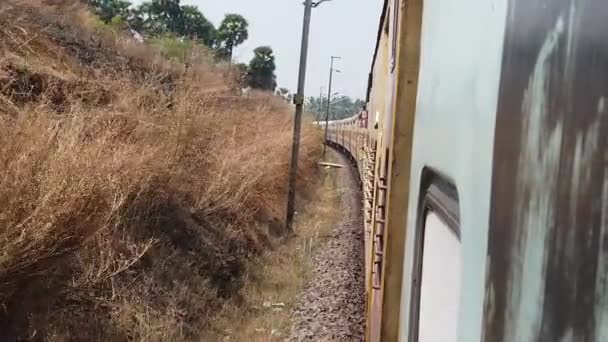 インドのチェンナイ 2021年3月19日 インドの列車旅行ビューストックフィルムHd インドの鉄道急行列車を走らせながら外を見る — ストック動画