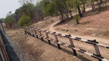 Chennai, Hindistan - 19 Mart 2021: Indian Train Traveling View Stock görüntüsü HD. Hint Demiryolu Ekspres Treni Giderken Dışarıya Görünüm.