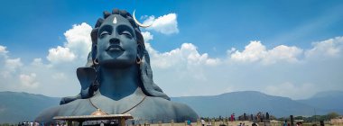 COIMBATORE, INDIA - 20 Mart 2021: Adiyogi Shiva Heykeli - Isha Yoga 'daki Lord Shiva Heykeli' ni ziyaret ve dua edenler. Editoryal Stok Resimleri