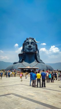 COIMBATORE, INDIA - 20 Mart 2021: Adiyogi Shiva Heykeli - Isha Yoga 'daki Lord Shiva Heykeli' ni ziyaret ve dua edenler. Editoryal Stok Resimleri