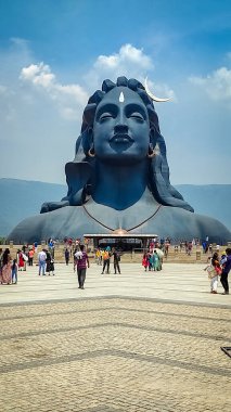 COIMBATORE, INDIA - 20 Mart 2021: Adiyogi Shiva Heykeli - Isha Yoga 'daki Lord Shiva Heykeli' ni ziyaret ve dua edenler. Editoryal Stok Resimleri