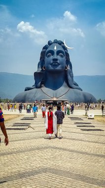 COIMBATORE, INDIA - 20 Mart 2021: Adiyogi Shiva Heykeli - Isha Yoga 'daki Lord Shiva Heykeli' ni ziyaret ve dua edenler. Editoryal Stok Resimleri
