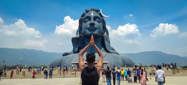 COIMBATORE, INDIA - 20 Mart 2021: Adiyogi Shiva Heykeli - Isha Yoga 'daki Lord Shiva Heykeli' ni ziyaret ve dua edenler. Editoryal Stok Resimleri