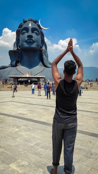 Coimbatore India 2021 Március Adiyogi Shiva Szobor Emberek Meglátogatják Imádkoznak — Stock Fotó