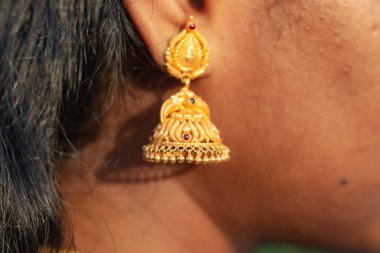 Hint Kız Kulakları 'na altın Jimikki Kammal küpeler. Tasarlanmış Küpe Stok Resimleri.