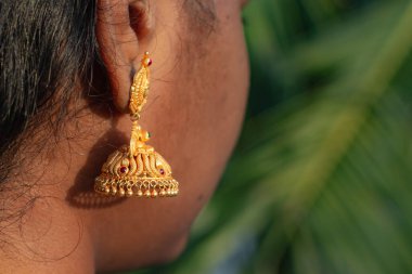 Hint Kız Kulakları 'na altın Jimikki Kammal küpeler. Tasarlanmış Küpe Stok Resimleri.