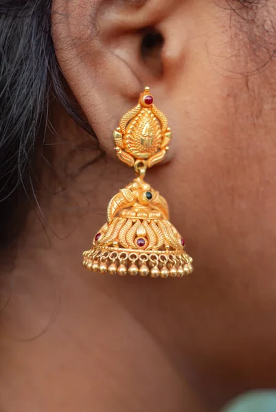 インドの女の子の耳に金Jimikiカマルイヤリング デザインイヤリングストック画像 — ストック写真