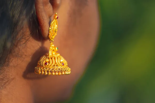 インドの女の子の耳に金Jimikiカマルイヤリング デザインイヤリングストック画像 — ストック写真