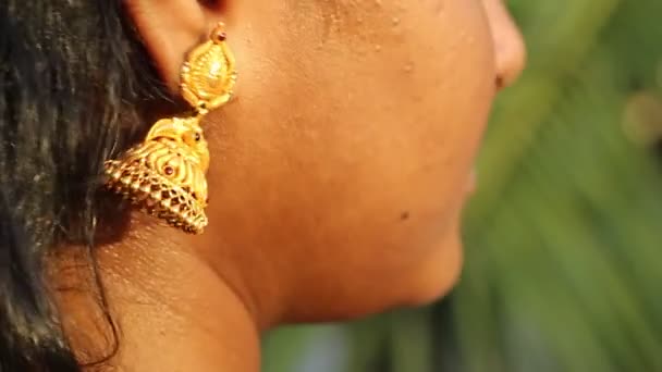 Gold Jimikki Kammal Ohrringe Auf Indischen Mädchenohren Entworfen Ohrringe Stock — Stockvideo