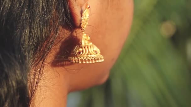 Золотые Серьги Jimikki Kammal Ушах Индийской Девочки Designed Earrings Stock — стоковое видео