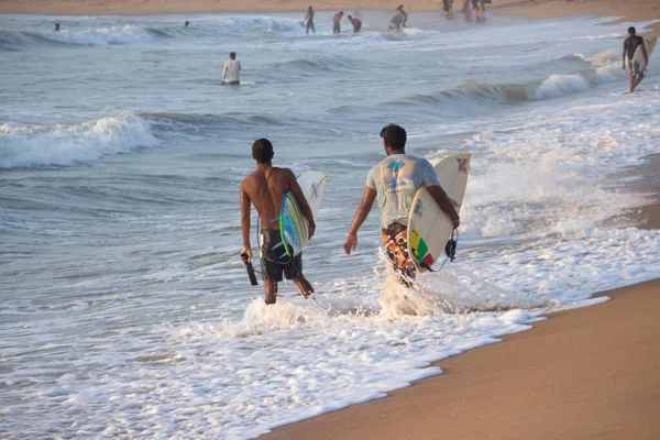 Kovalam Chennai Tamilnadu Índia Agosto 2021 Jovem Surfista Indiano Surfando Imagens De Bancos De Imagens Sem Royalties