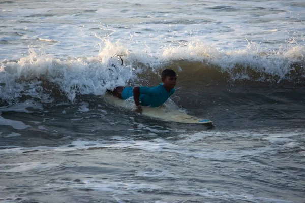 Kovalam Chennai Tamilnadu Índia Agosto 2021 Jovem Surfista Indiano Surfando — Fotografia de Stock