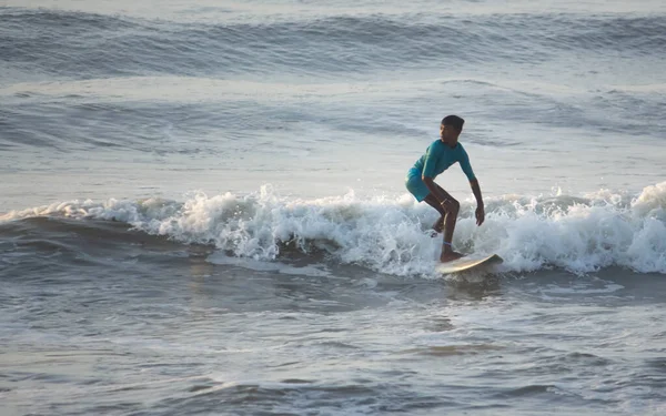 Kovalam Chennai Tamilnadu India Agosto 2021 Joven Surfista Indio Practicando Imagen De Stock