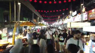 Kuala Lumpur, Malezya - 12 Ağustos 2025: Malezya 'nın ünlü gece sokak gıda pazarında yiyecek arama ve tatma çalışmalarının hızlandırılması.