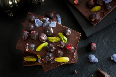 Blackcurrant ve fıstık çikolata