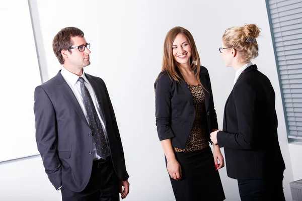 Gente de negocios de pie en la oficina y conversando — Foto de Stock