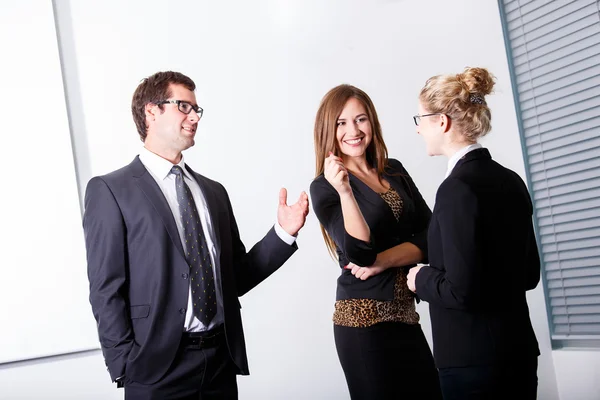 Business People standing in the office and having conversation — Stock Photo, Image