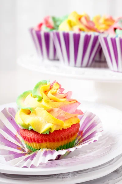 Веселковий кольоровий кекс готовий до їжі — стокове фото