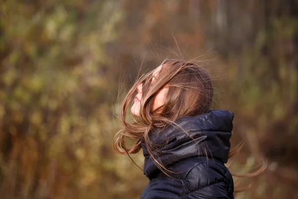 Cabelo bagunçado de mulher, dia de outono ventoso — Fotografia de Stock