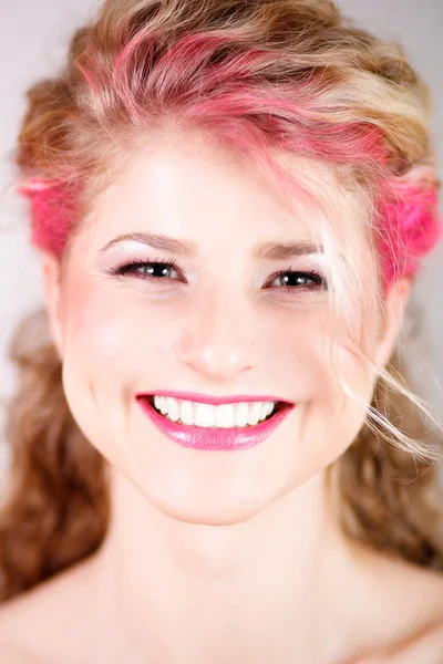 Feliz sonrisa de mujer con maquillaje y peinado coloful — Foto de Stock