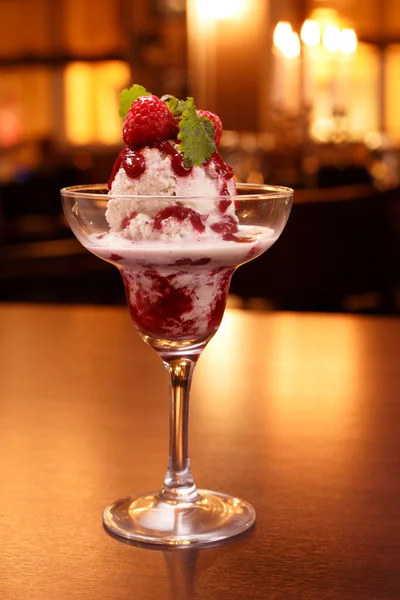 Deser lodowy z sosem jagoda w restauracji — Zdjęcie stockowe