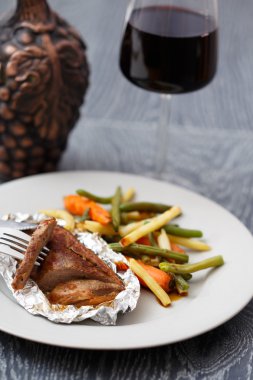 Pişmiş ördek fileto sebze ile devam eder.