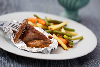 Pişmiş ördek fileto sebze ile devam eder.