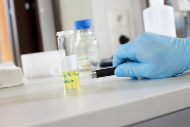Bilim adamı araştırma bir laboratuar ortamında