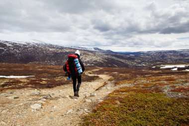 kadın uzun yürüyüşe çıkan kimse
