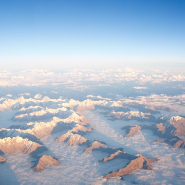 Uçak penceresinden dağlar görünümü