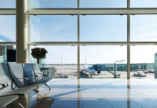 Letiště terminál, lidé jdou do letadla v pozadí — Stock fotografie