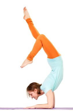 Stüdyo çekim genç bir uyum kadın kol denge yoga egzersiz yaparak.