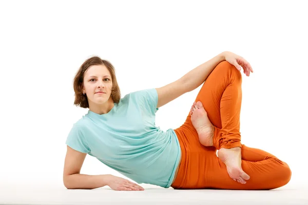 Innenaufnahme einer jungen Frau beim Yoga. — Stockfoto