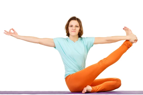 Binnen schot van een jonge vrouw doen yoga. — Stockfoto