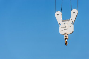 Mavi gökyüzü arka plan üzerine vinç kanca