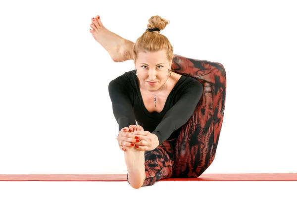 Wanita olahraga kebugaran melakukan latihan yoga, pose sangat sulit maju dengan kaki di belakang kepala, potret panjang penuh terisolasi di atas latar belakang putih — Stok Foto