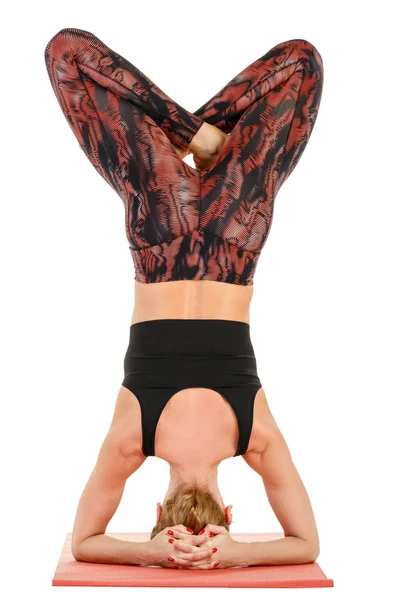 Sport fitness vrouw doen yoga oefeningen, hoofd stand, volledige lengte portret geïsoleerd op witte achtergrond — Stockfoto