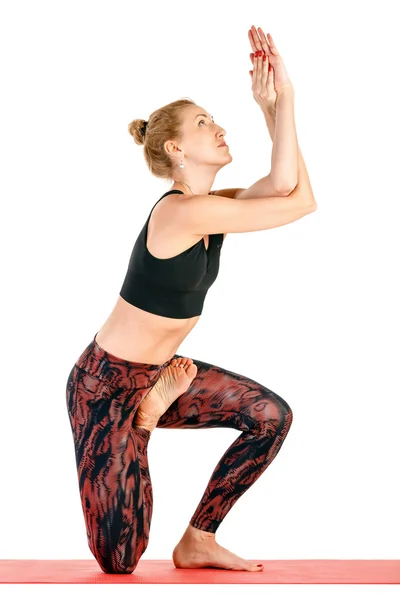 Sport fitness vrouw doen yoga oefeningen, zeer hard geavanceerde pose, volledige lengte portret geïsoleerd op witte achtergrond Stockafbeelding