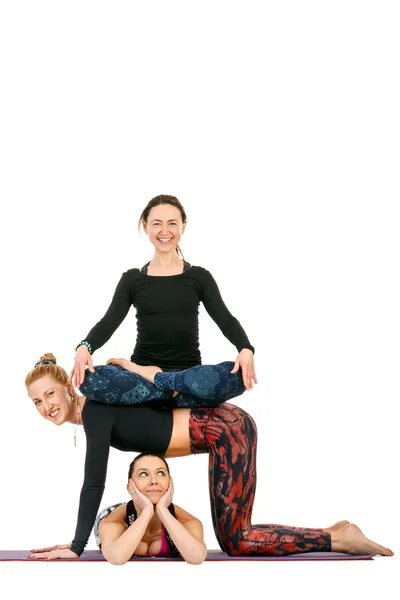 Tre sport fitness donna con sorrisi in pose yoga, ritratto a figura intera isolato su sfondo bianco — Foto Stock