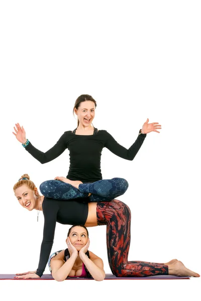 Tre sport fitness donna con sorrisi in pose yoga, ritratto a figura intera isolato su sfondo bianco Foto Stock Royalty Free