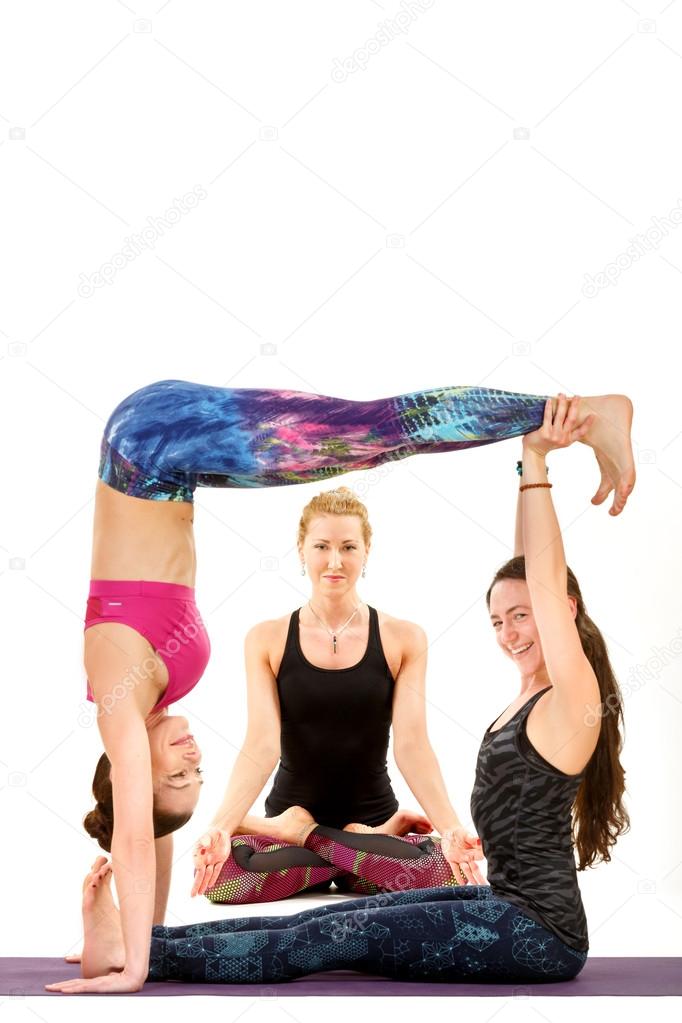 Atticus Escandaloso Facturable Fun yoga poses fotos de stock, imágenes de Fun yoga poses sin royalties |  Depositphotos