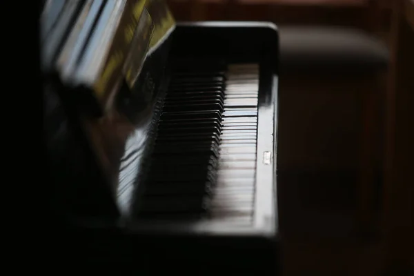 Klaviertasten Nahaufnahme Isoliert Auf Weißem Hintergrund — Stockfoto