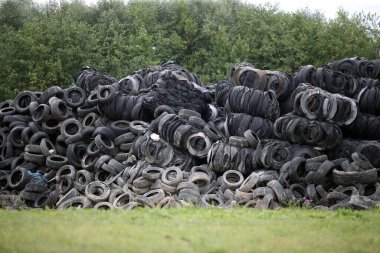 Çöplükte eski lastikler, ekolojik bir sorun.