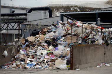 Geri dönüşüm için yığınla plastik film Watse. Atık yönetimi ve ekoloji